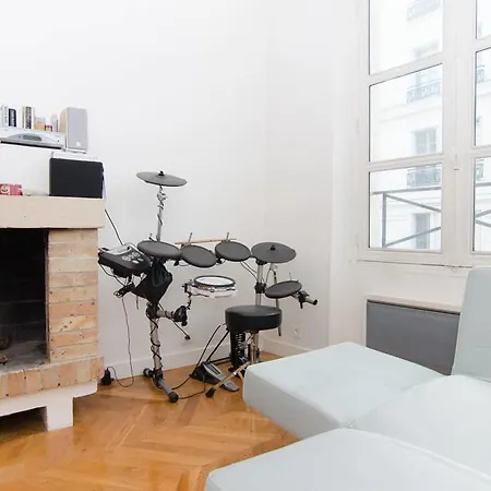 Bright & Spacious Duplex Flat In Central Parijs