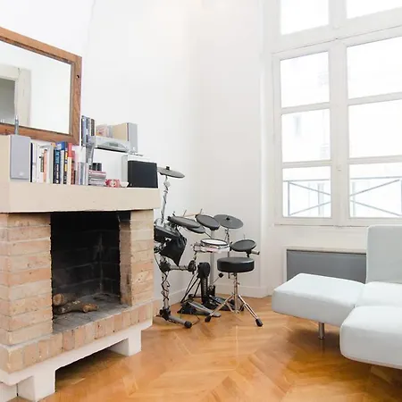 Appartement Bright & Spacious Duplex Flat In Central Parijs